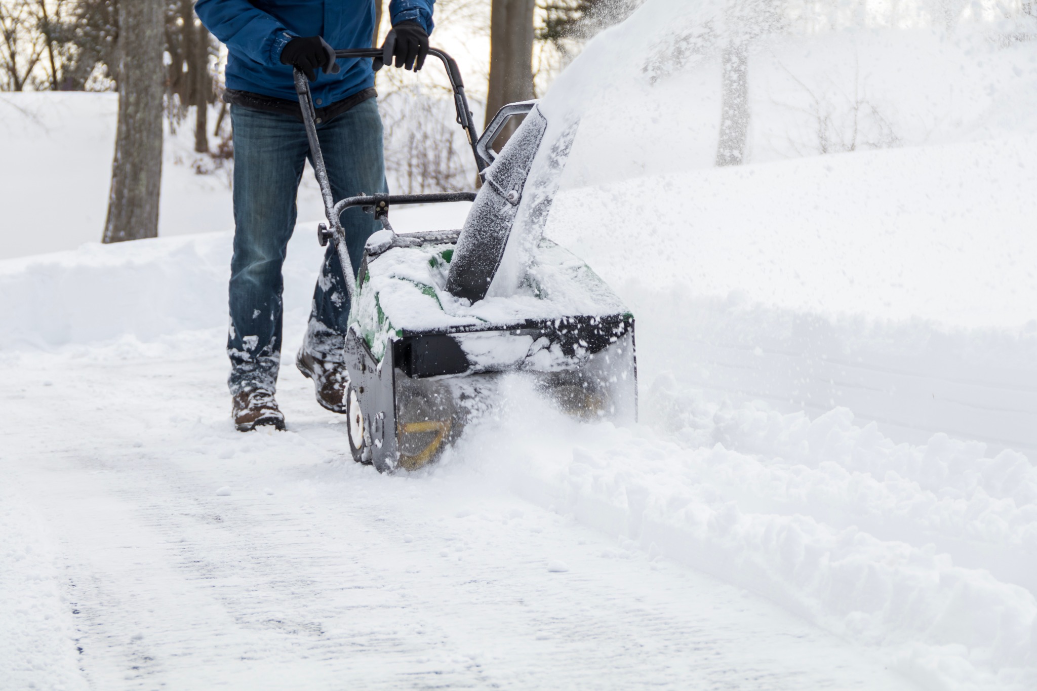Winterdienst mit einer Schneefräse auf einem verschneiten Weg